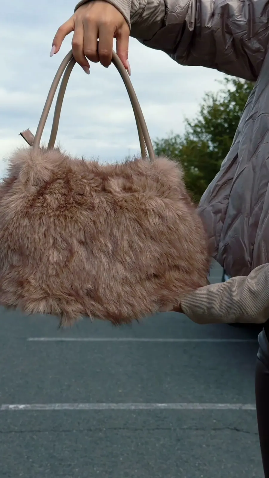 👜 COVIA – HEBKÁ KABELKA, KTERÁ OKAMŽITĚ ZAUJME! 🧸✨

Měkoučký kožešinový povrch, ...