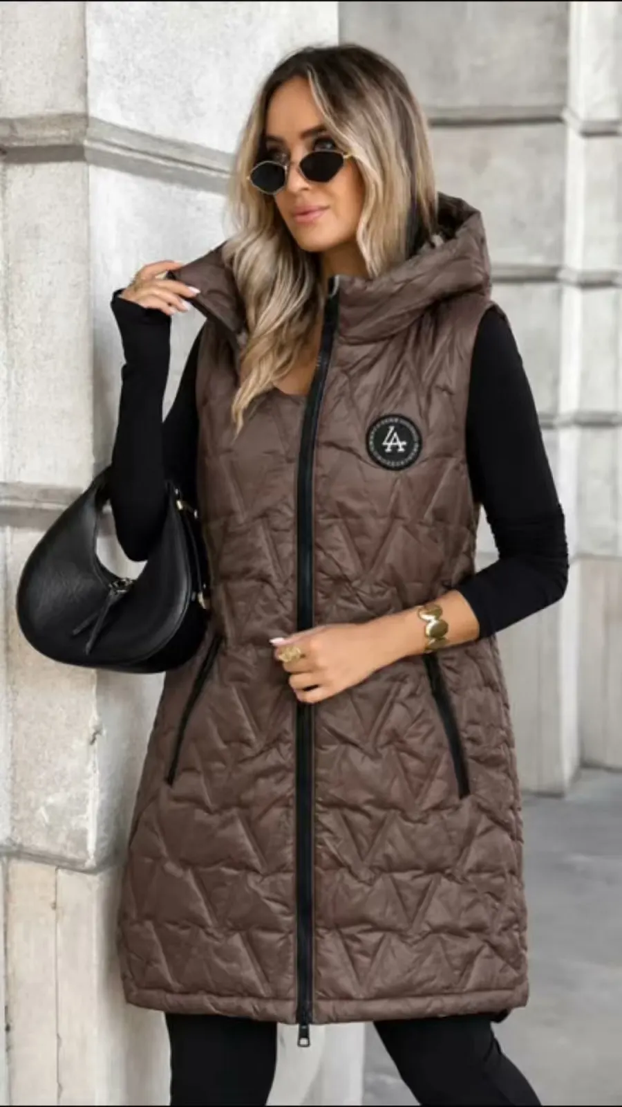 🔥 2 LOOKY, 1 VESTA – a navíc až do 7XL!

🤎 NADIA je oboustranná prodloužená vest...