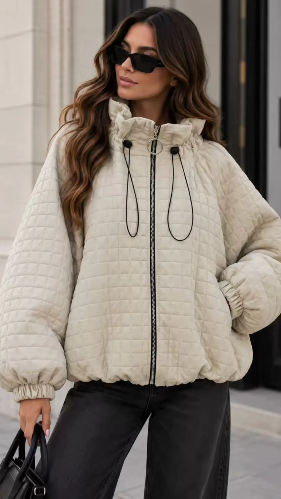 🔥 OVERSIZE BOMBER MARLENE VE VŠECH BARVÁCH! 🔥

Stylová prošívaná bunda s volnějš...